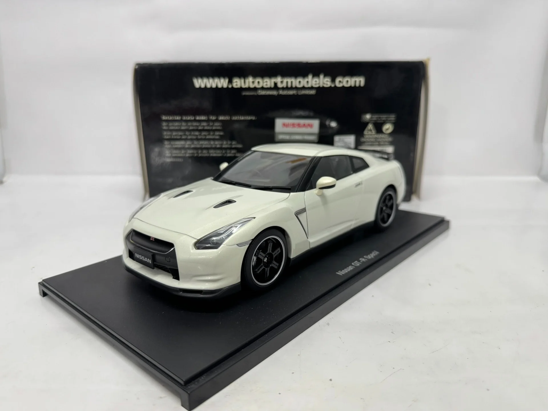 Autoart 1:18 GTR R35 Spec-V White JDM Simulation Limited Edition All Open Alloy Metal Static Car Model Toy Gift