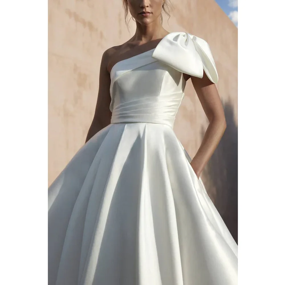 Abiti da sposa in raso bianco moda elegante fiocco monospalla pieghe drappeggiate abiti a trapezio elegante Sweep Train abiti da sposa 2024