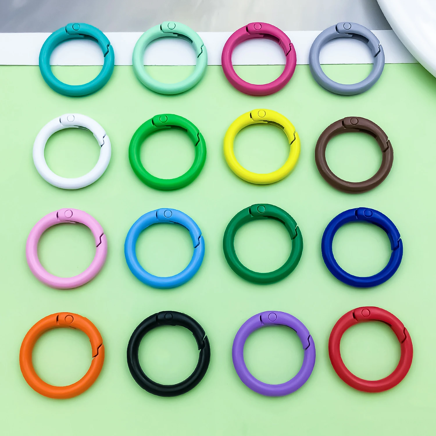 20 piezas de llaveros circulares de aleación de 25 mm de diámetro interior y 18 mm, con hebilla de resorte pintada con spray de colores, para bricolaje, bolsos, llaveros y adornos.