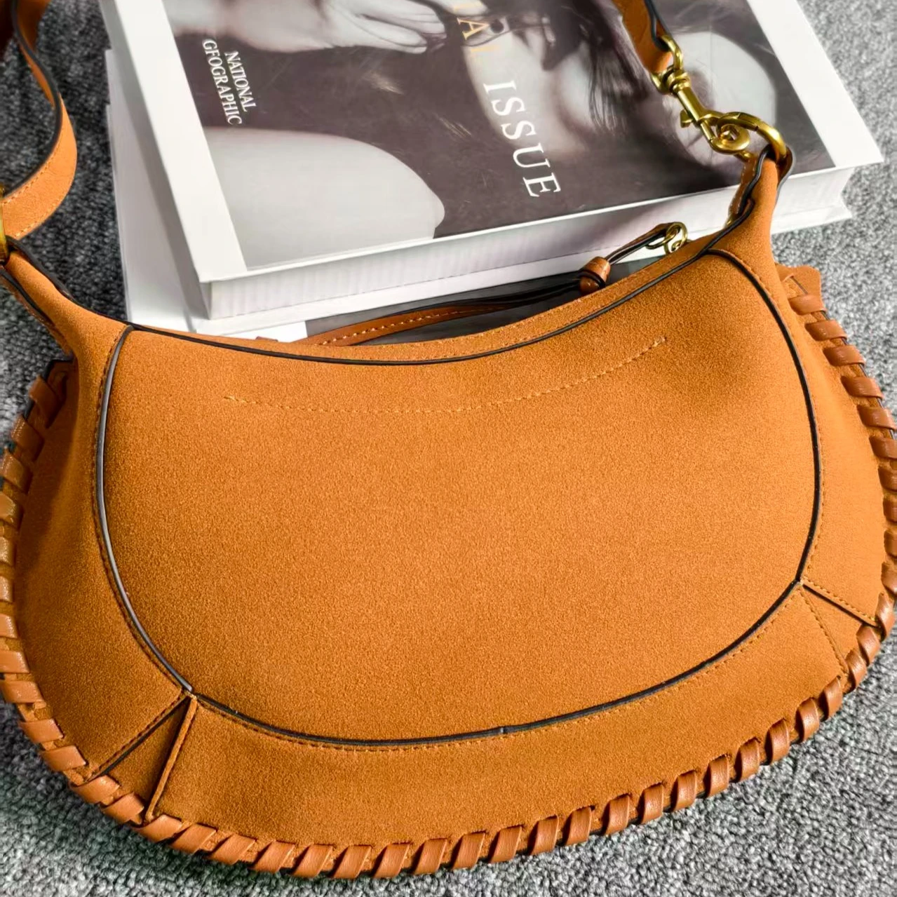 

Осенняя коллекция 2026: Новая французская сумка кросс-боди из замши в стиле панк, классическая сумка-полумесяц из воловьей кожи с золотыми заклепками, ретро-сумка на плечо/в руке