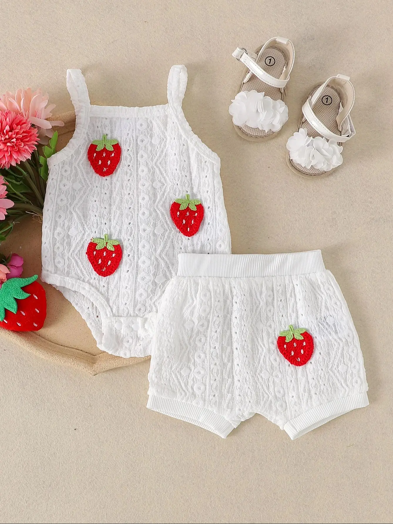 

Летний комплект из белого топа с лямкой на шее и клубничным рисом для девочек 0–3 лет