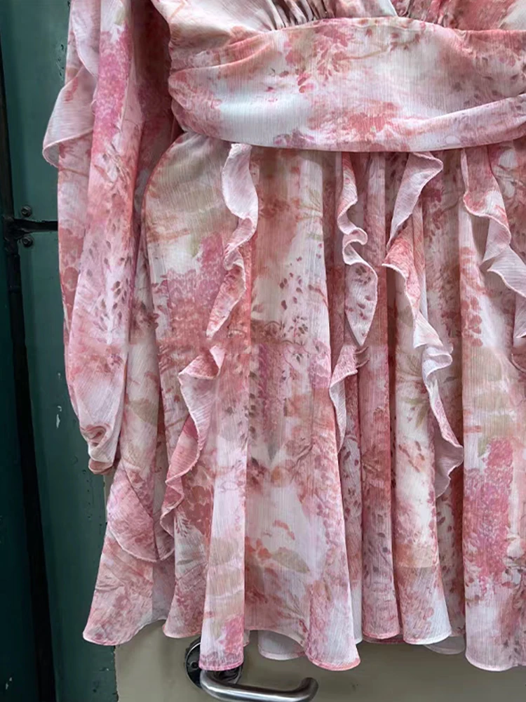 Abito da donna a pieghe in vita stretta con scollo a V stampato geometrico vintage primavera 2025, gonna gonfia ampia multistrato con bordo dell'orecchio nero