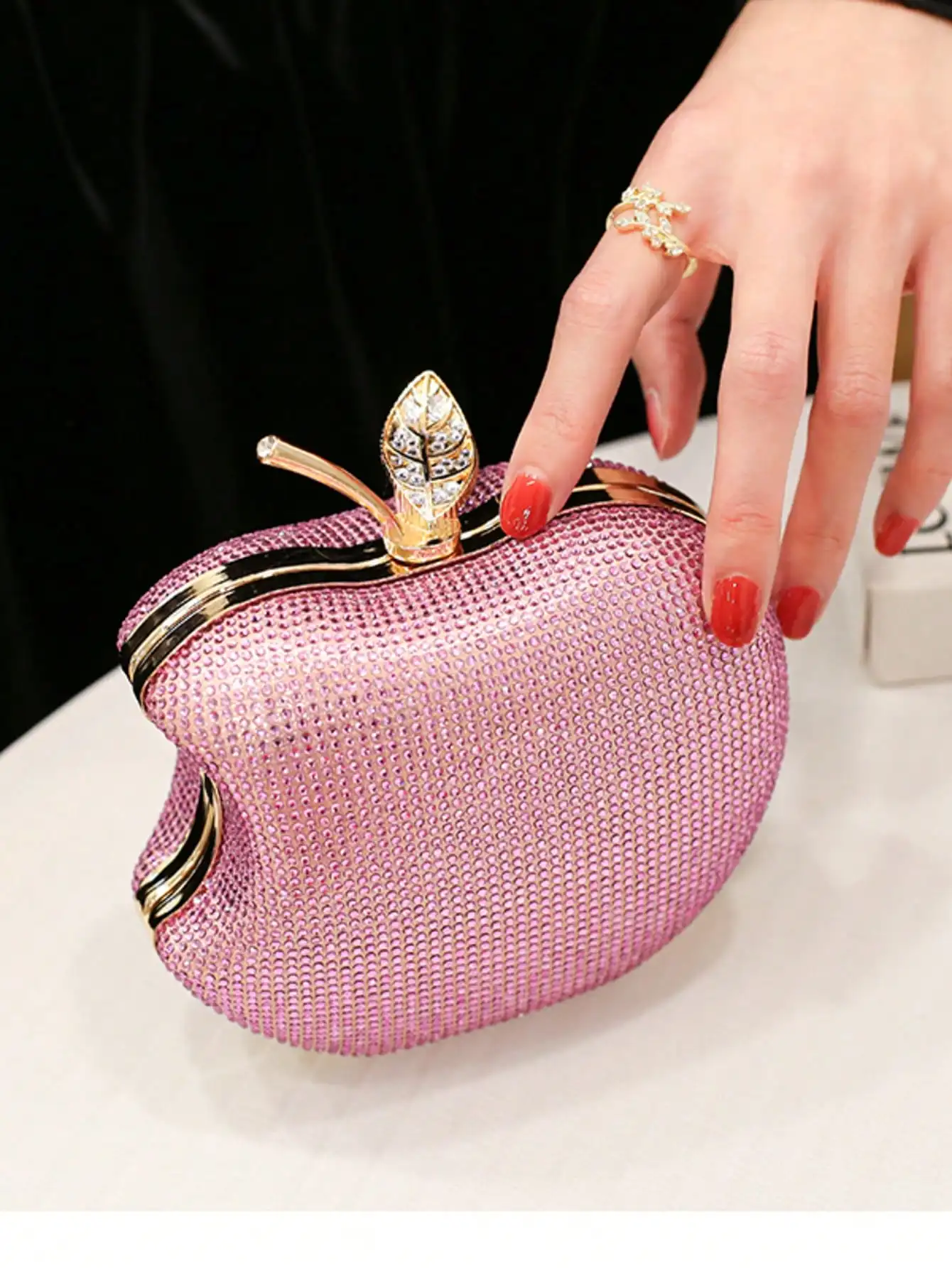 Hand-Held Apple Hot Drilling Dinner Bag Is Luxurious And Elegant, Making It Shine Throughout The Dinner Party