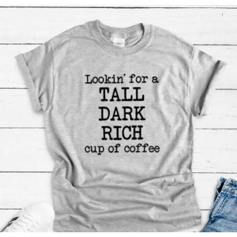 Mira una taza de café oscura rica alta, camiseta gris