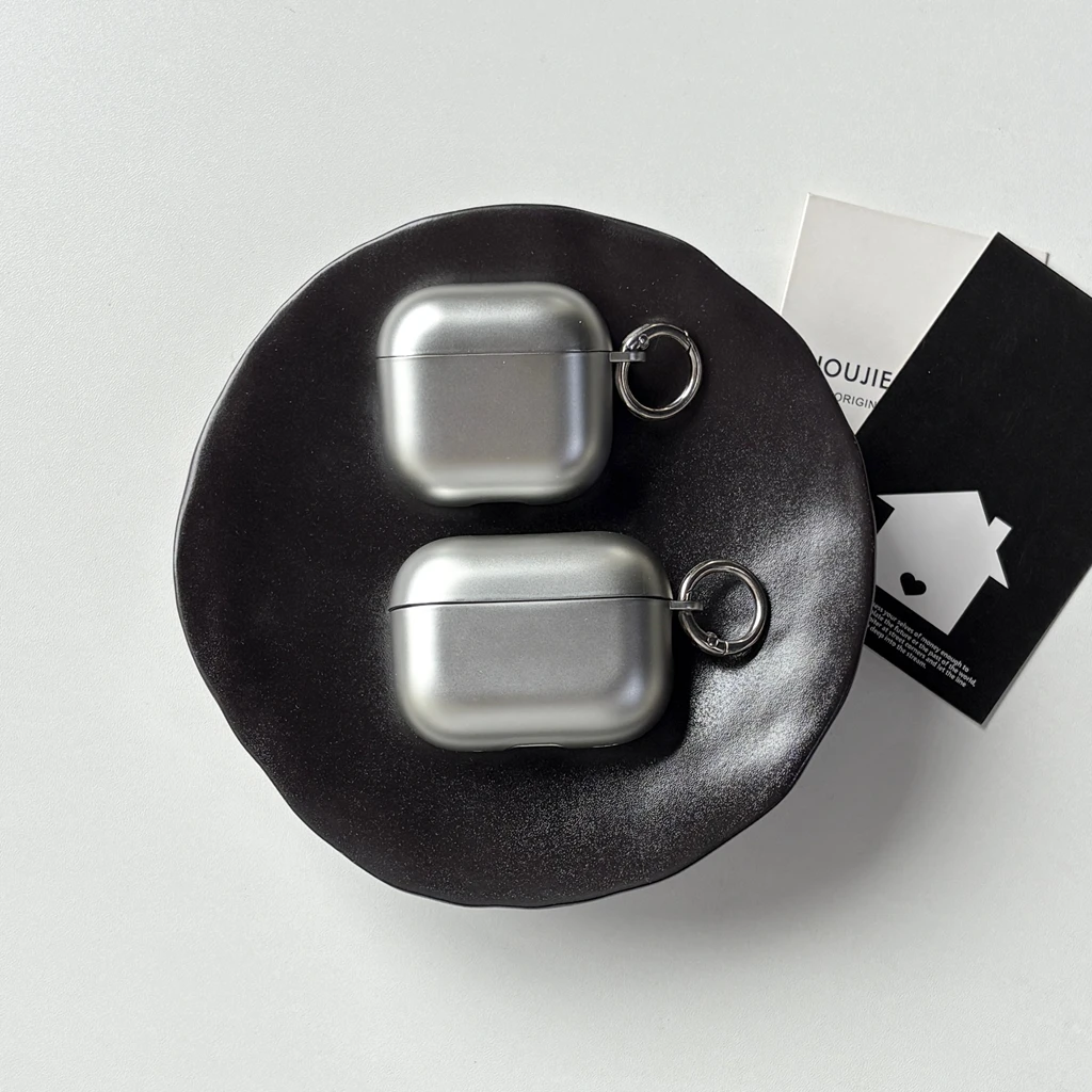 Minimalistische, coole, matt galvanisierte, silberne Kopfhörerhülle mit Haken für AirPods 1 2 3 4 5 Pro 2 Pro 3 – Detail 1