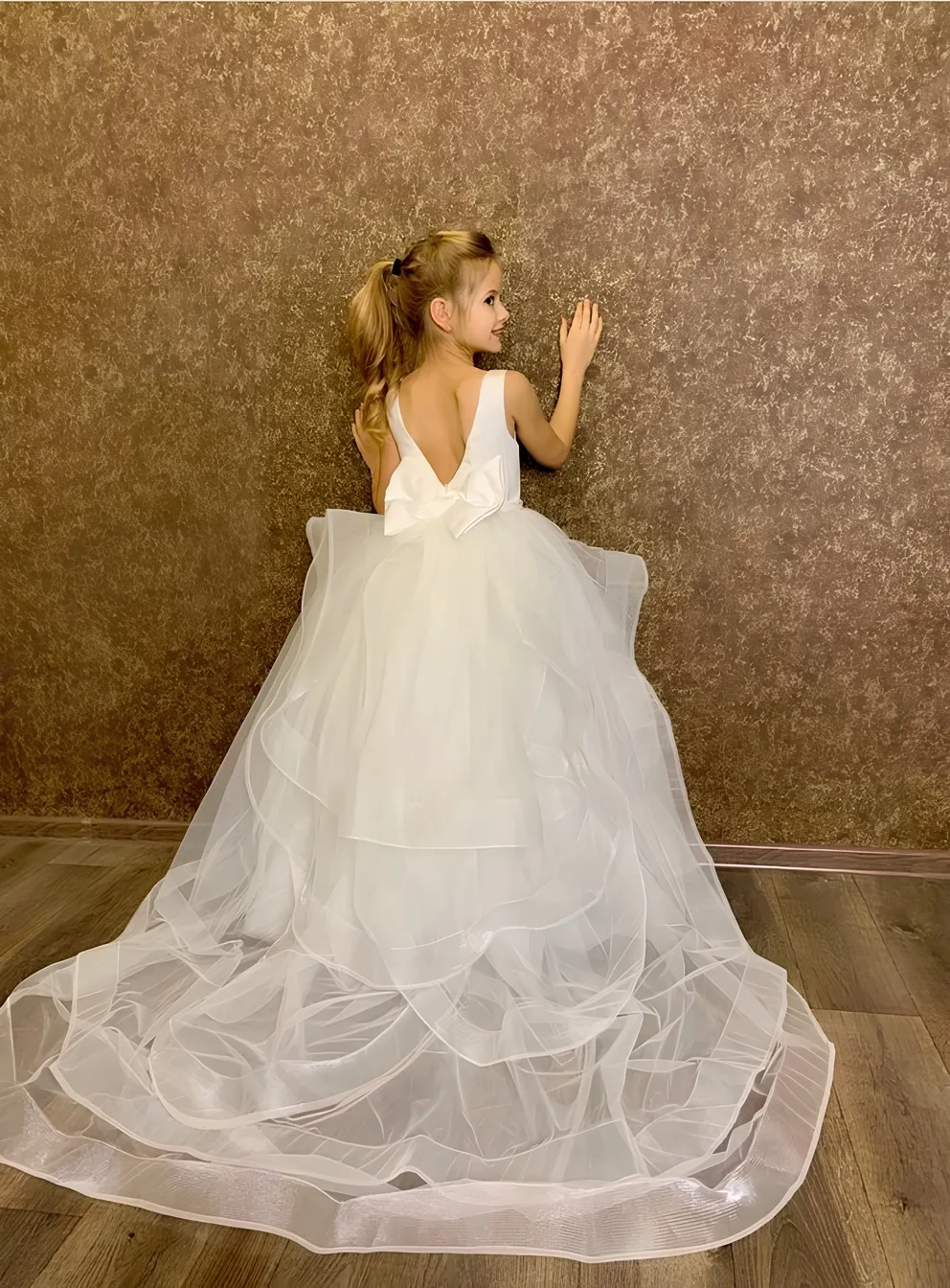 

MisShow Flower Girl Dresses Ivory White O-Neck Sleeveless V-Backless Princess Dress Pearls Bow Waist Tulle Train Communion Gowns