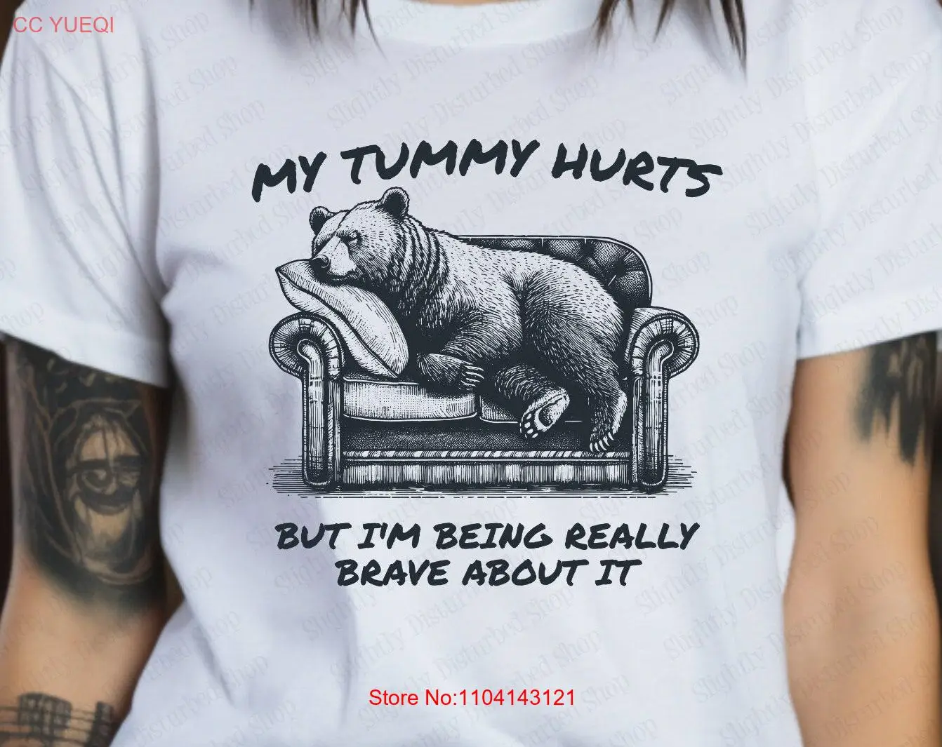 Mein Bauch tut weh, aber ich bin wirklich mutig dabei. Bär auf einer Couch. Lustiges T-Shirt, Witz, dunkler Humor, lange oder kurze Ärmel