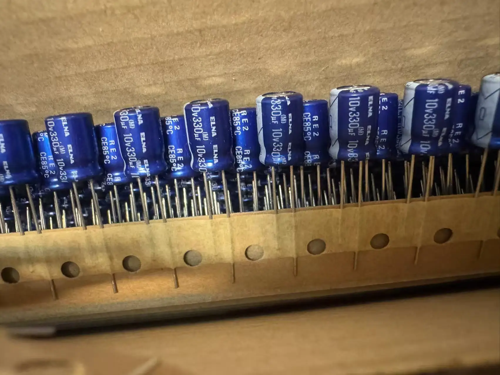 2025 100 PCS Takefast venda quente Importações de ELNA Blue Robe RE2 10V330UF 330uF/10V origl autêntico 330uf 10v local 8*11.5MM
