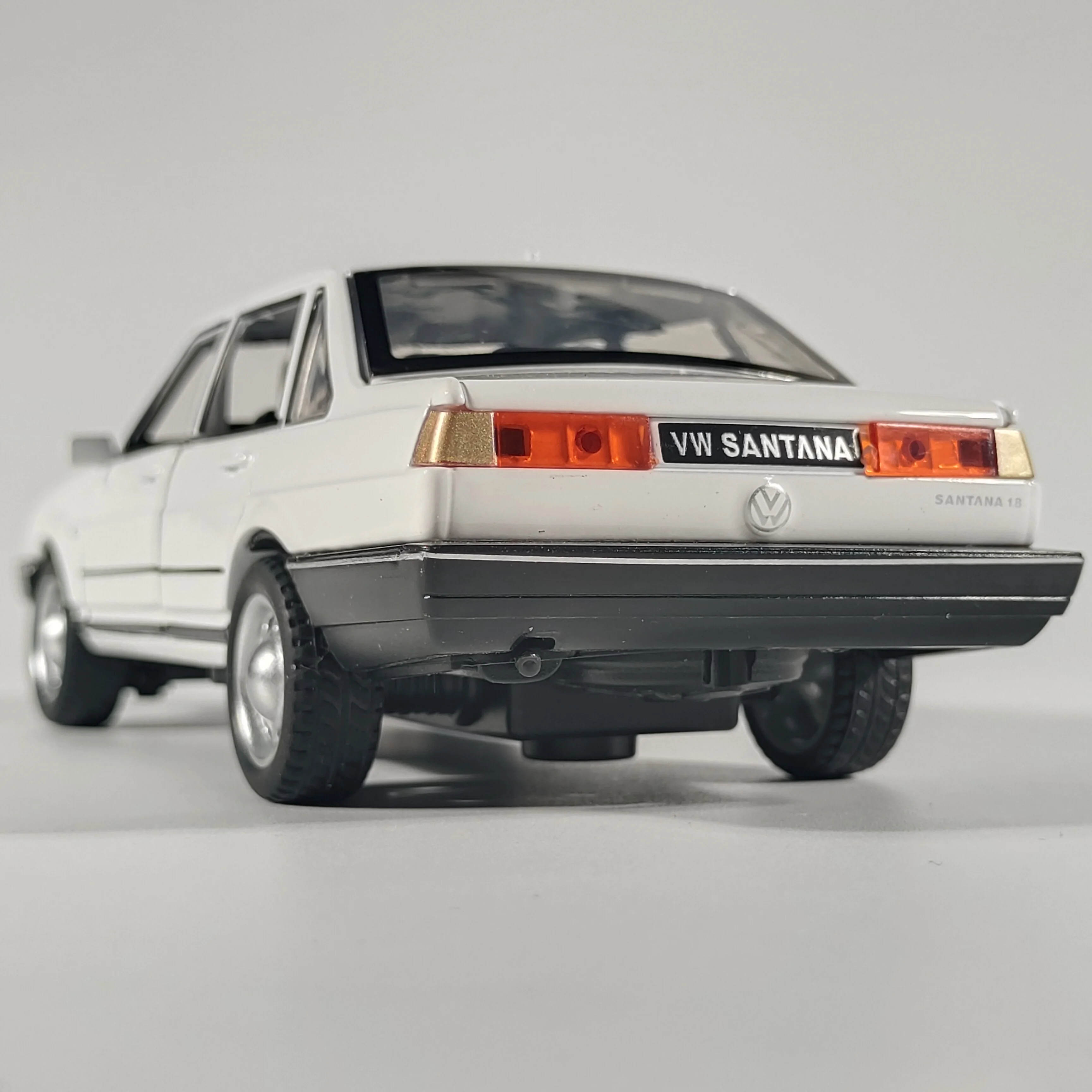 1:32 فولكس فاجن سانتانا سبيكة معدنية دييكاست نموذج سيارة الصوت والضوء التراجع عالية محاكاة سيارات لعبة للأطفال هدايا عيد الميلاد #1