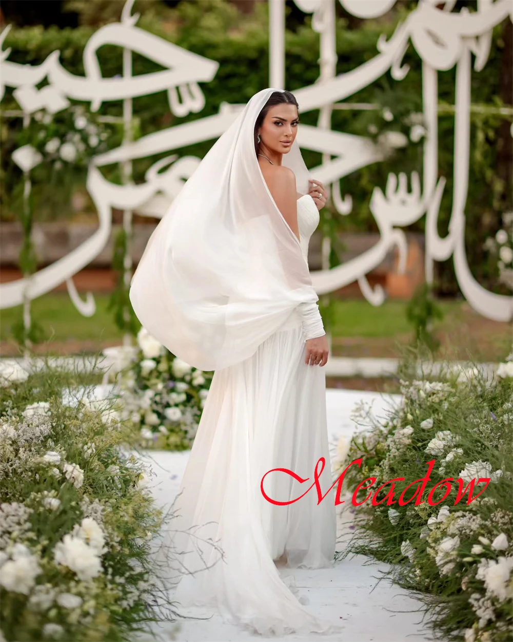 カスタマイズされた絶妙なホワイトチュールブライダルドレス高品質ストラップレスノースリーブウェディングドレスチャペルトレインジッパーバックドレス