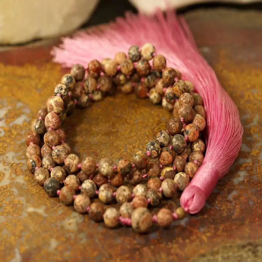 

Натуральный браслет-мала из леопардового яшмы с 108 бусинами, розовым узлом и розовой кисточкой, целебное кристаллическое украшение