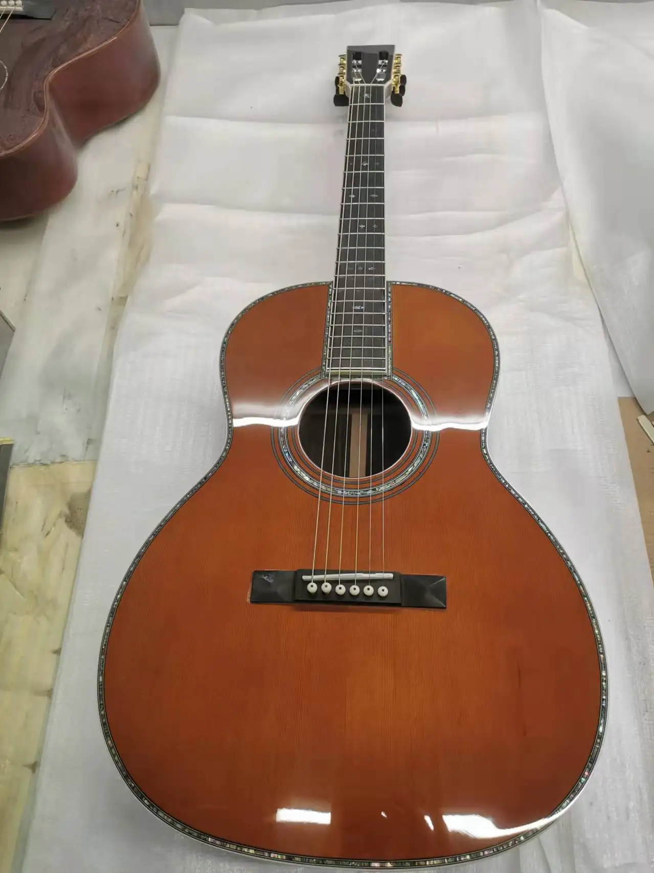 

Promotion of a solid wood oo42 series black finger abalone shell inlaid acoustic guitar