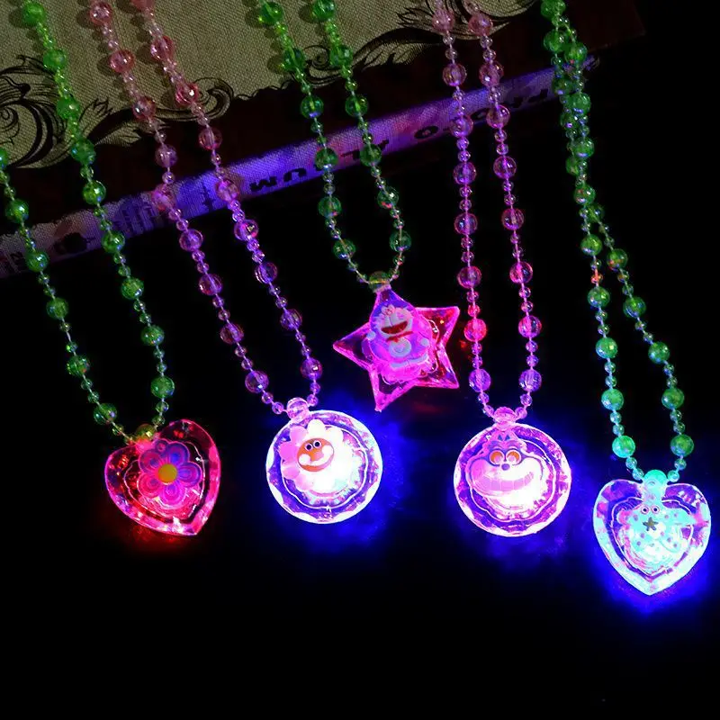 1Pc Cartoon Schattige Gloeiende Acryl Ketting Grappige Flash Hanger Kinderen Led Licht Up Speelgoed Kids Leuke Vakantie Feest Verjaardagscadeaus