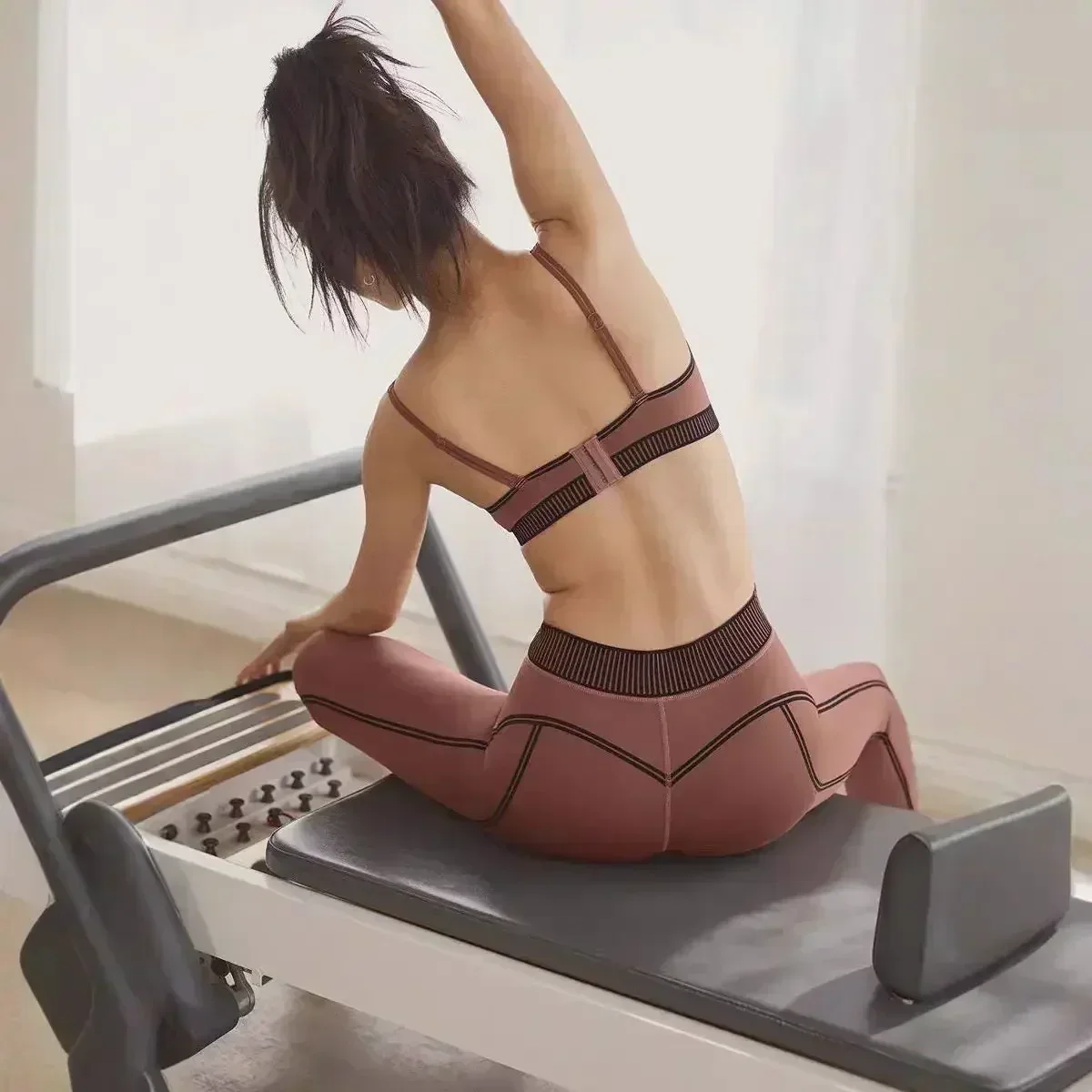 مجموعة حمالة صدر رياضية لليوجا مع حشوة عالية الجودة وصديقة للبشرة ومريحة ومرنة وسراويل على شكل بيلاتيس مكونة من قطعتين