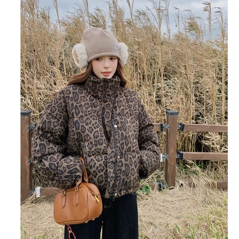 سترة قطن قصيرة بطبعة الفهد الرجعية للنساء في شتاء 2025 سترات باركاس ذات ياقة واقفة على الطراز الأمريكي الجديد