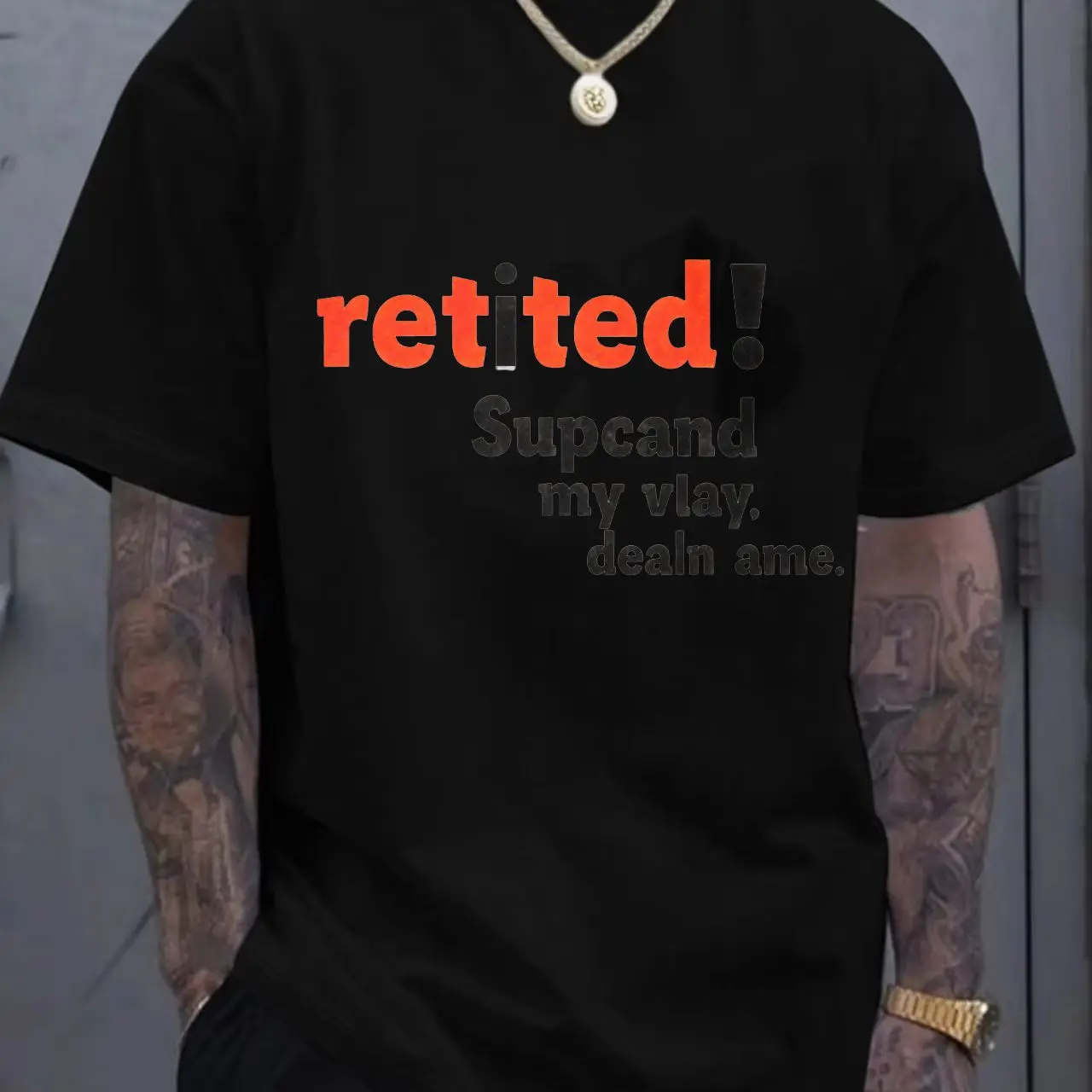 대담한 빨간색 'retited!' 글자가 새겨진 흰색 크루넥 반팔 티셔츠 표시문자 및 검은색 산세리프 'Supcand my vlay.' 딜앤에이엠.