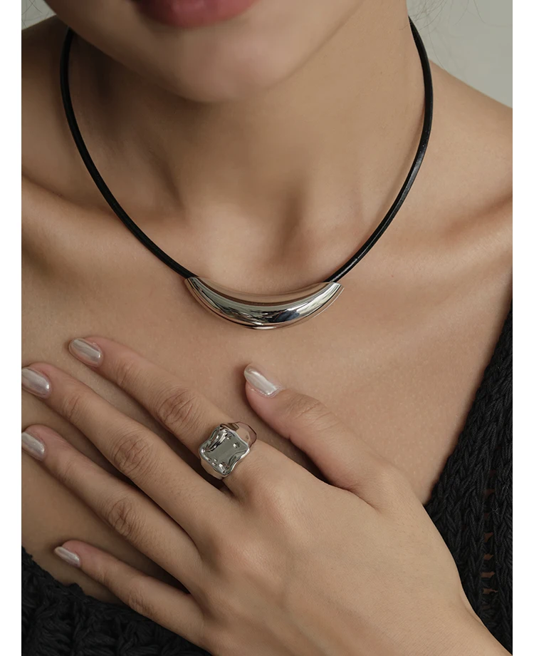GHIDBK Non Tar Stainless Steel PU Skin Snake Chain Irregular Tube Choke Ring Women\'s Necklace Simple and Thick