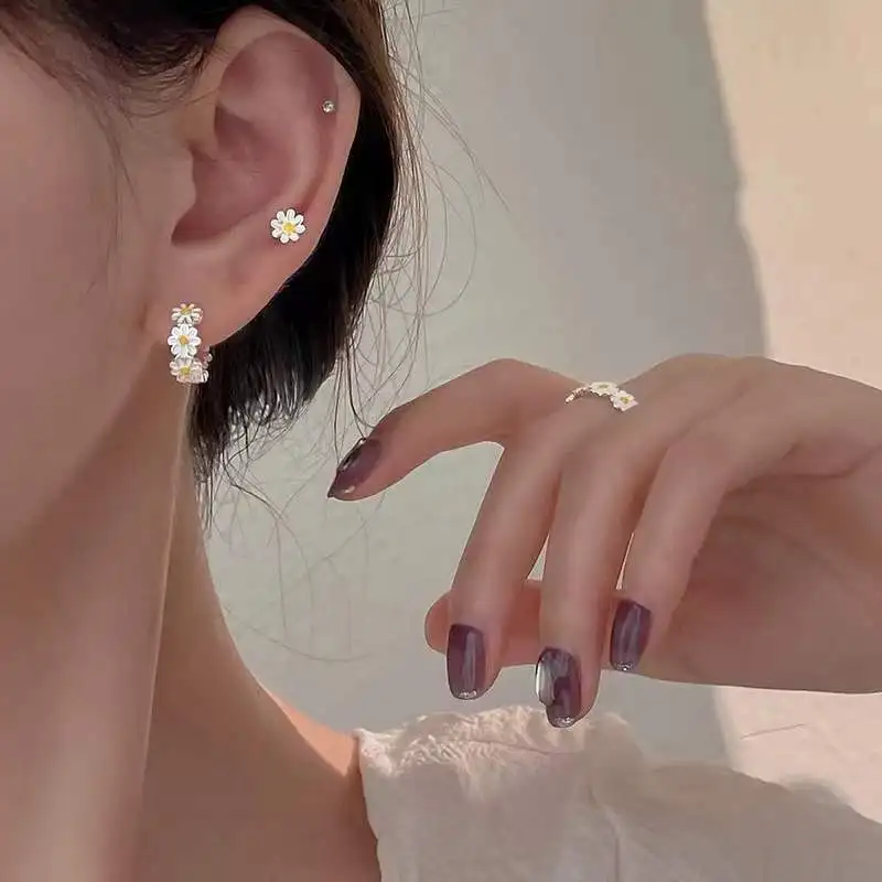 Sweet Daisy Flower Hoop Earrings For Women 2023 New Fashion Round Earrings For Wedding Party Korean Temperament Ear Jewelry