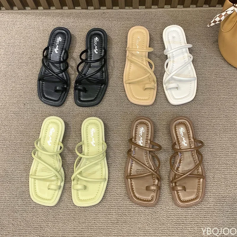 Neue flache Damen-Sandalen, vielseitige Sommer-Design-Slipper, Strandschuhe für den Urlaub, bequeme Zehenabdeckungen für Damen, Slipper