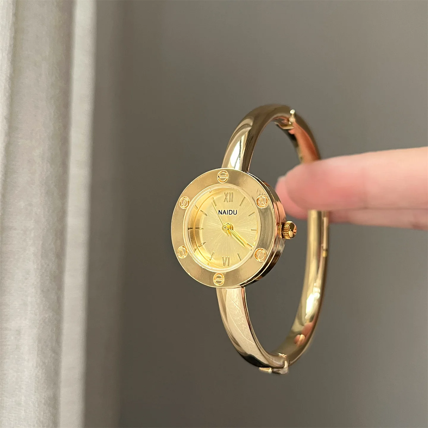 2026 New Fashion Design Watch Round Roman Scale Bracelet Watch Luxurious Golden Temperament Ladies Stainless Steel Quartz Watch