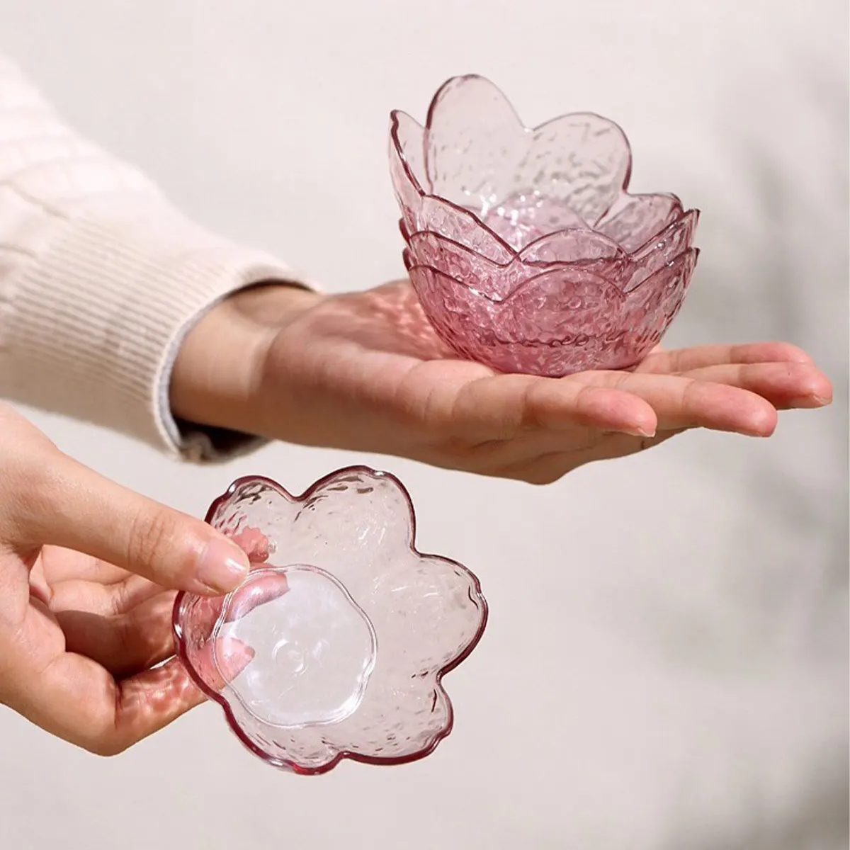 Japanese-Style Transparent Dipping Sauce Dishes, Creative Small Plastic Dishes for Seasoning, Hot Pot Seasoning Bowls, Petal-Shaped Sushi Dipping Dishes, Pink Fireworks Sauce Dishes, 10 Pieces