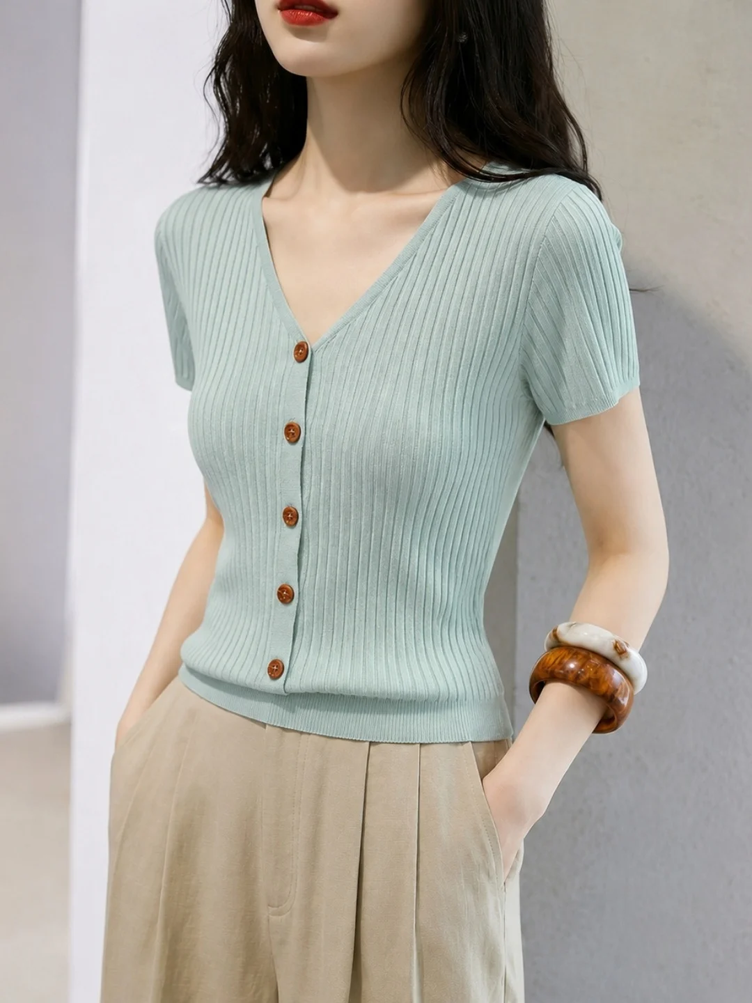 

Slim Fit Short Sleeve V-Neck T-Shirt Women's Single Button Design Summer 2026 Fashionable Versatile Age-Defying Korean Style