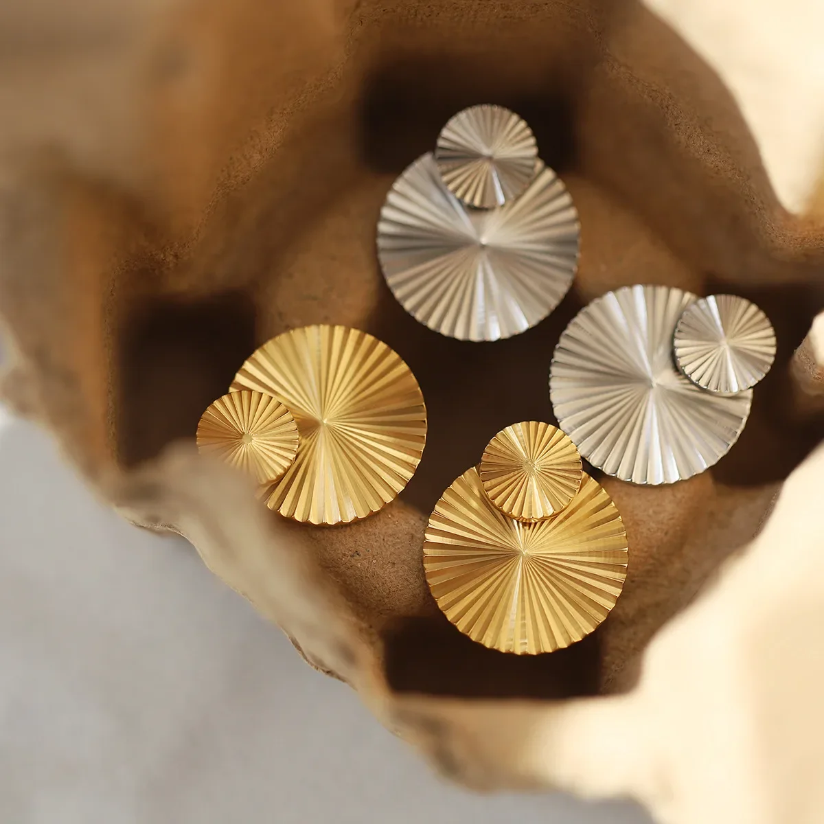 1 Pair Stainless Steel Gold‑Plated Fan‑Shaped Origami Chinese Style Engraved Round Back‑Hanging Geometric Earrings