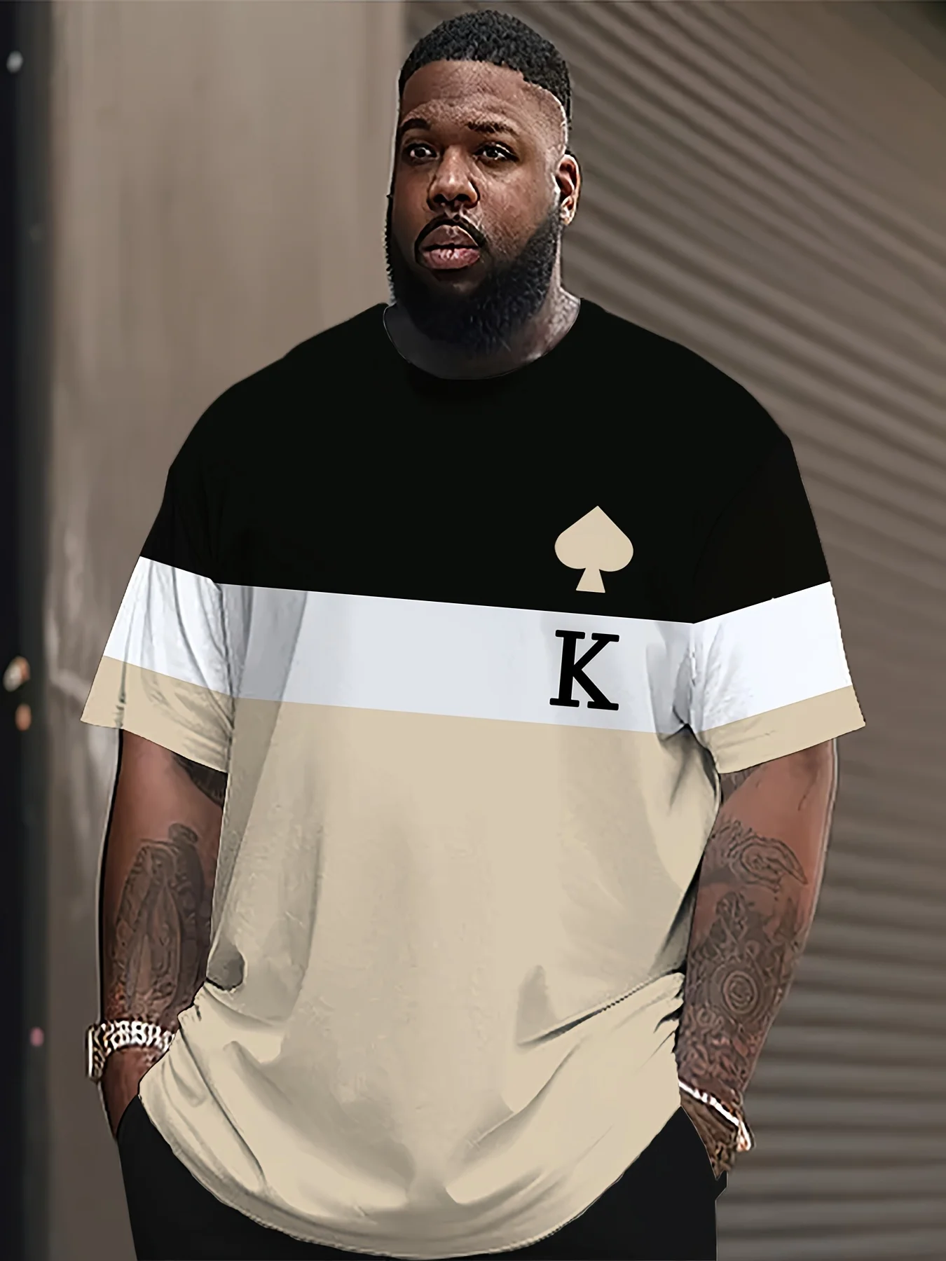 camiseta-grafica-masculina-com-estampa-de-poquer-espadas-e-rei-em-patchwork-preto-bege-e-branco-para-uso-diario