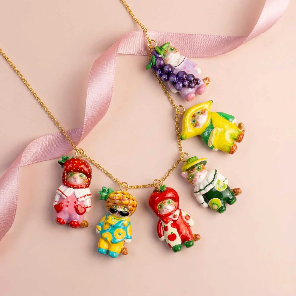 Niedliche und frische, beliebte Dopamin-Fruchtserie: Erdbeer-Trauben-Katzen-DIY-Anhänger für Schmuck. – Detail 2
