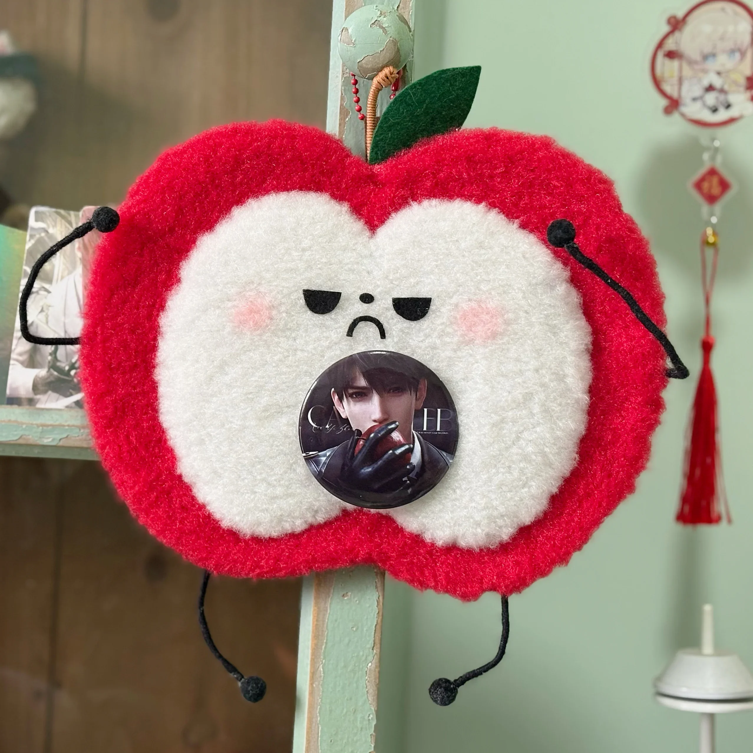 애니메이션 사랑과 Deepspace Caleb 코스프레 푹신한 애플 수제 배지 수호자 만화 엠블럼 케이스 디스플레이 박스 쇼 선반 펜던트