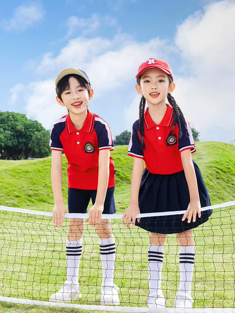 新学期の鮮やかな赤い制服セット。小学生・中学生向け。野球ジャケットとパンツの幼稚園風ツーピースセット。