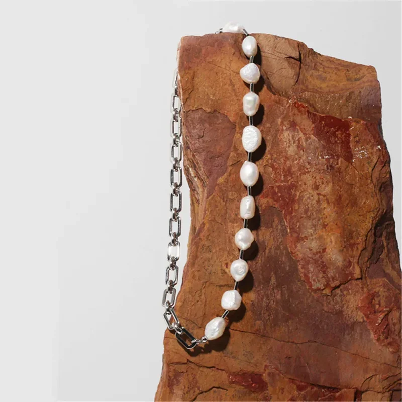 

Natural Baroque Pearl Beads Necklace Brass Plated White Metal Color Romantic Women Luxury Jewelry Choker Trendy Clavicle Chain