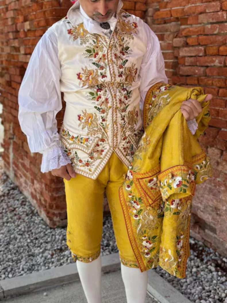 Costume da gentiluomo aristocratico britannico anni '1700, abito da smoking di lusso con stampa floreale rococò barocco da uomo vittoriano