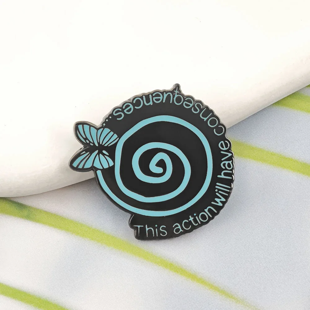 Life Is Strange Emaille-Pins: Diese Aktion wird Konsequenzen erzeugen – Broschen, Abzeichen, blaue Schmetterlings-Spiral-Reversnadel, Geschenk für Spielfans – Detail 6