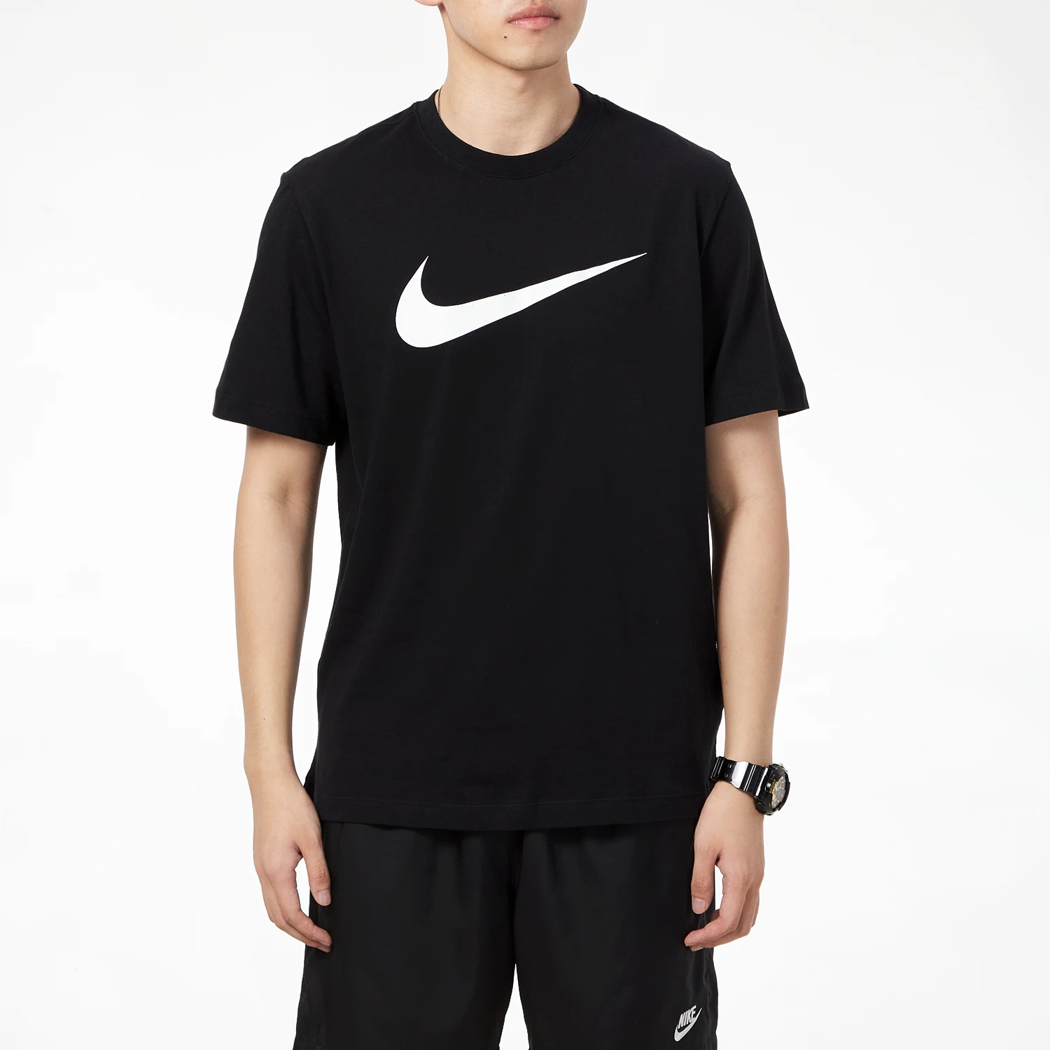 تي شيرت رجالي من Nike as m Nsw Tee Icon Swoosh قطن قابل للتنفس نصف كم للتنقل واللياقة البدنية والرياضة بأكمام قصيرة Dc5095-010