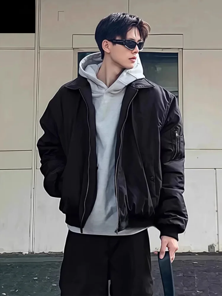 

Черная мужская укороченная куртка-бомбер в американском стиле из хлопка с отложным воротником – стильная и эффектная верхняя одежда для подростков