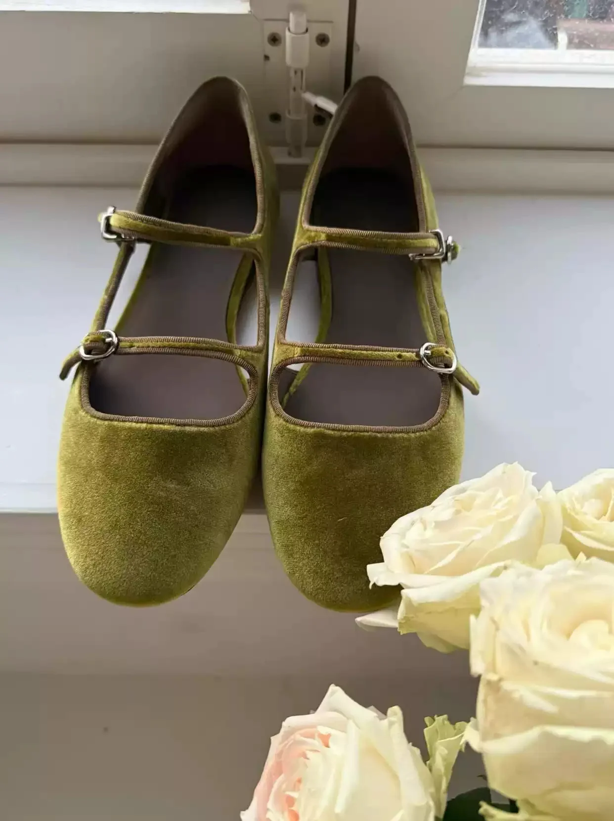 Women Retro Green Velvet Mary Jane Flats Double Buckle Strap Round Toe Soft Casual Shoes Sweet Comfortable Lightweight Footwear