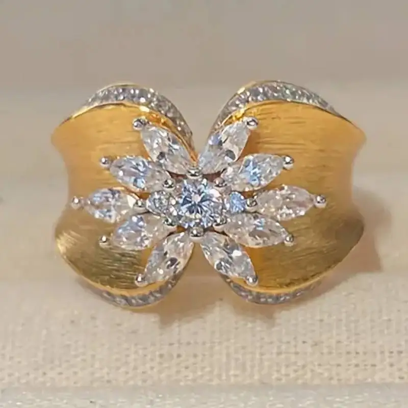 Huitan Ring mit Blumenkurvendesign, zweifarbig, für Damen, luxuriöses Hochzeits- und Verlobungs-Accessoire, bezaubernder Schmuck mit glänzendem CZ-Stein