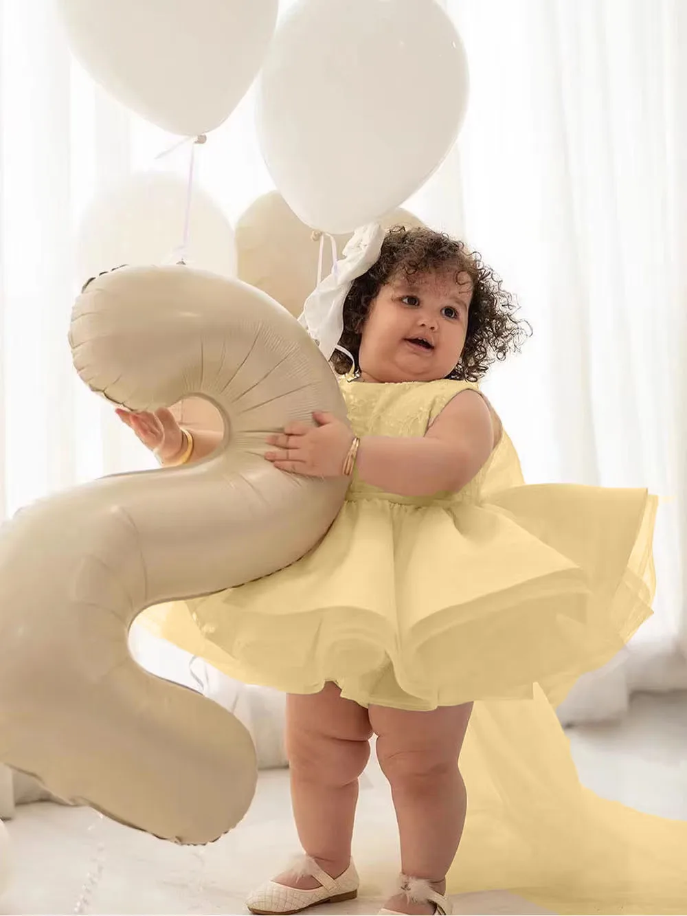 Schönes gelbes Satin-Puffy-Spitzenapplikationen mit Schleife, Blumenmädchenkleid für Hochzeit, Kinder, 1. Geburtstag, Erstkommunion