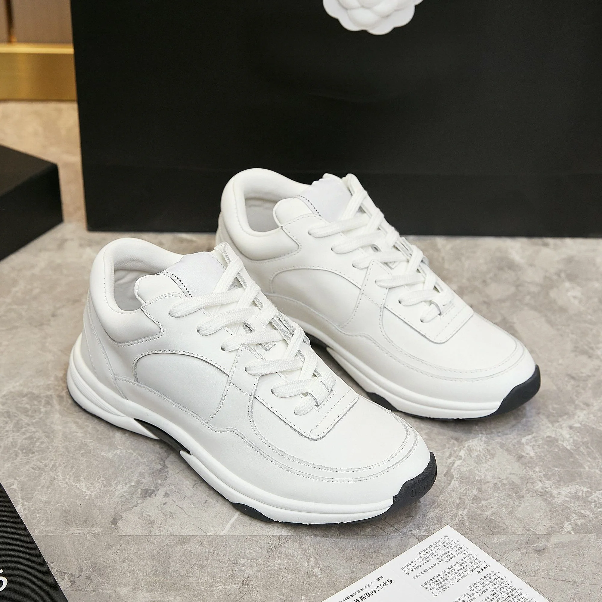Sneakers Bianche in Ecopelle con Lacci e Suola Spessa Imbottita per Camminata Casual