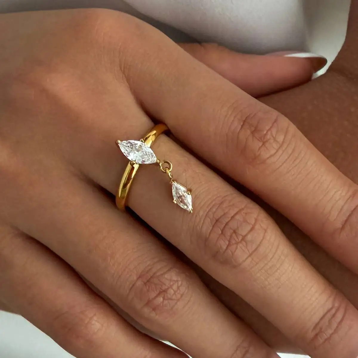 

Ingemark Exquisite 18K Gold Plated Stainless Steel Ring Women Retro Sparkling Zircon Water Drop Pendant Finger Ring Jewelry Gift