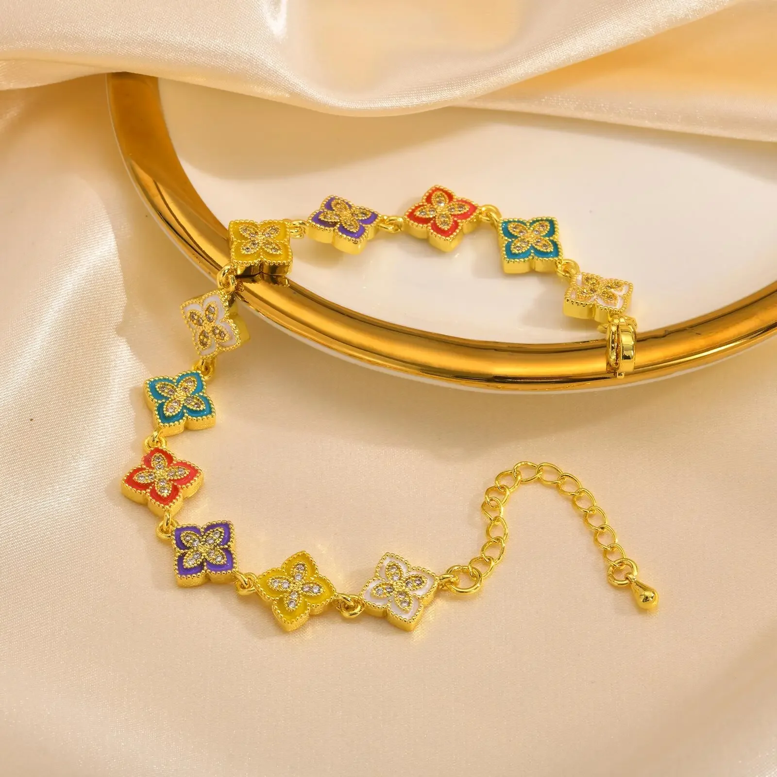 مادة النحاس أنيقة أربع أوراق البرسيم سوار للنساء زركونيا زهرة الإسورة الحظ هدية الصداقة شقيقة المجوهرات