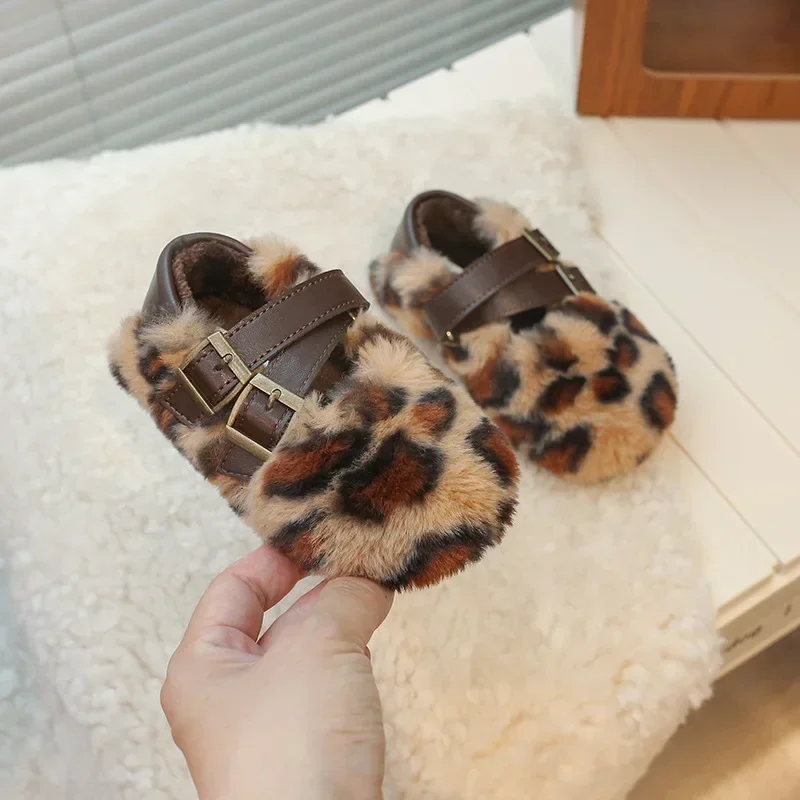 Dziewczęce buty termiczne Wsuwane Leopard Miękka podeszwa Dziecięce pluszowe buty Okrągłe palce 2024 Zima Nowa moda Płaskie buty Dzieci antypoślizgowe