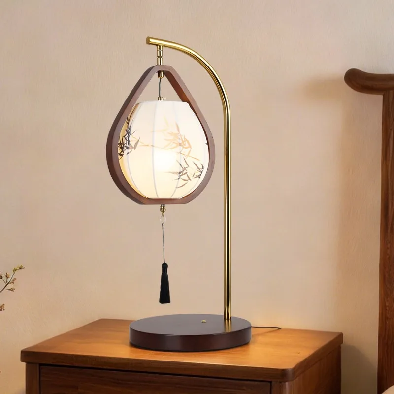

Medieval Style Wood Eye Protection Table Lamp Living Room Bedroom Study Light Retro Fabric Printing Atmosphere Lighting Fixtures