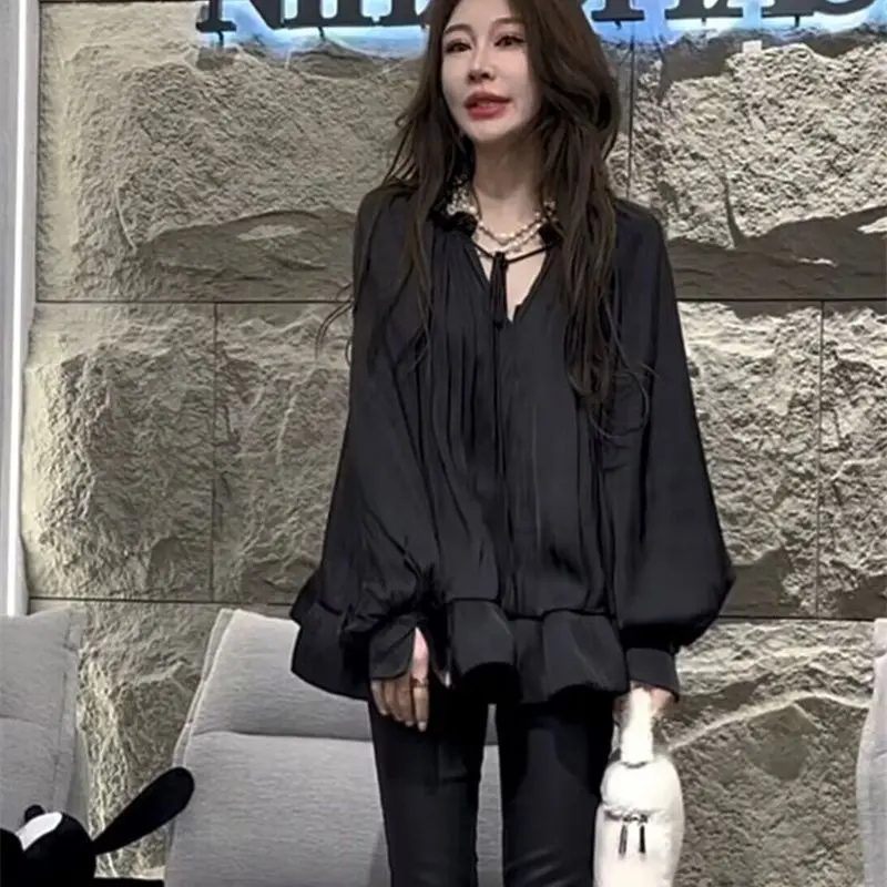 เสื้อเชิ้ตสีทึบแขนยาวคอวีสําหรับผู้หญิงพร้อมเสื้อหลวมตุ๊กตาระบายยอดนิยม