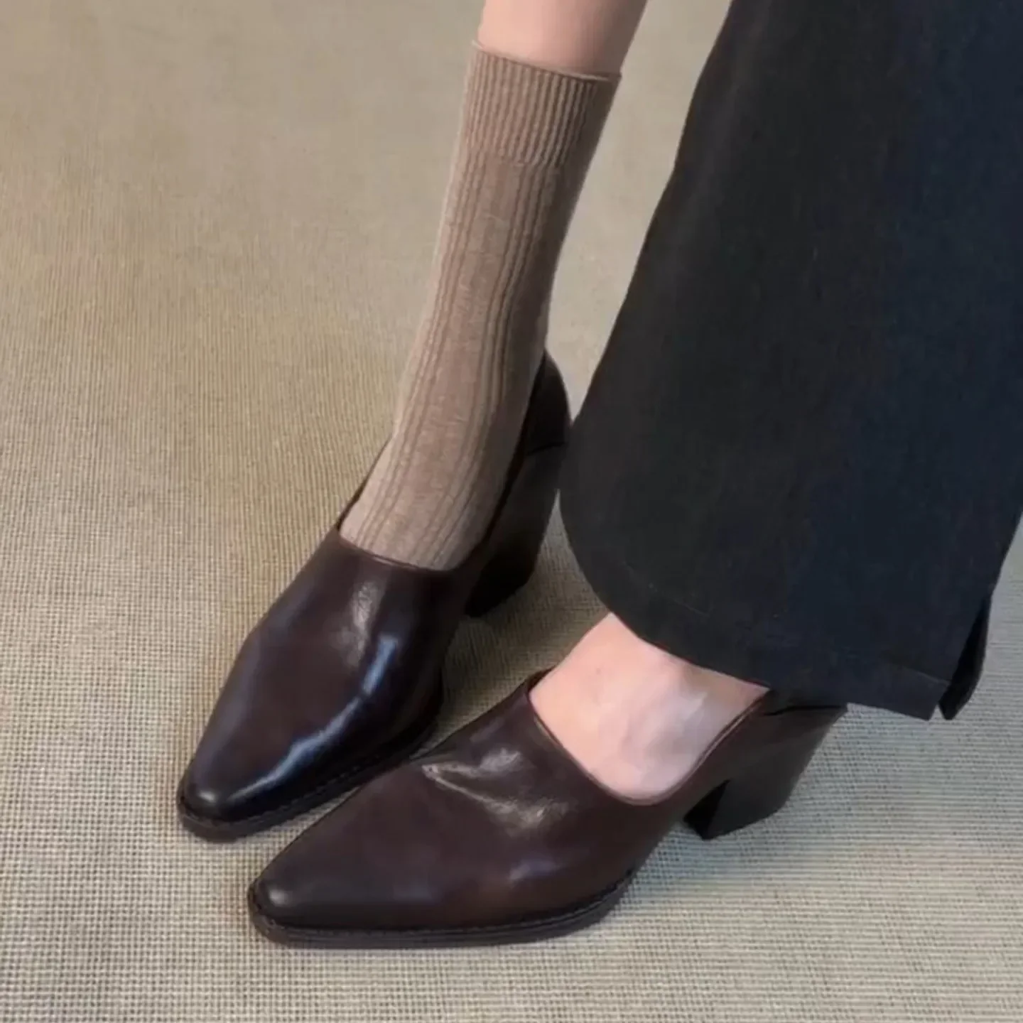 Modisches Design, klobiger Absatz, Herbst-Winter-Loafer, Retro-Leder-Schuhe, spitze Zehen, vielseitige Slipper für Damen – Detail 4