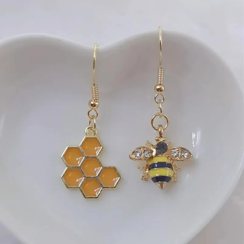 Fashionable honeycomb hexagonal enamel earrings, honeycomb bee irregular earrings, simple and elegant geometric earrings