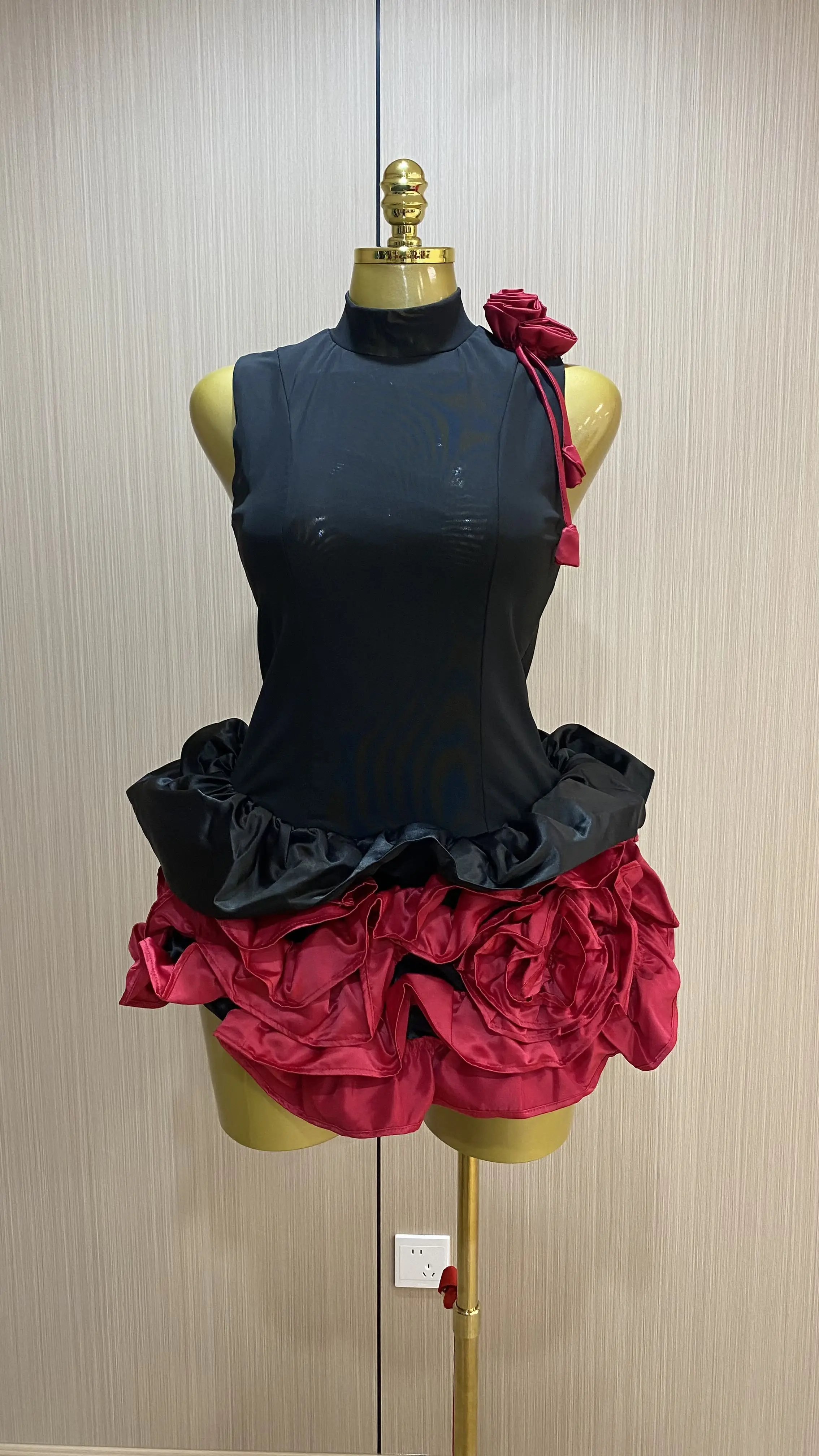 

Dark-colored two-piece dress with floral appliqué and irregular design, featuring a half-collar neckline.-GZXX753