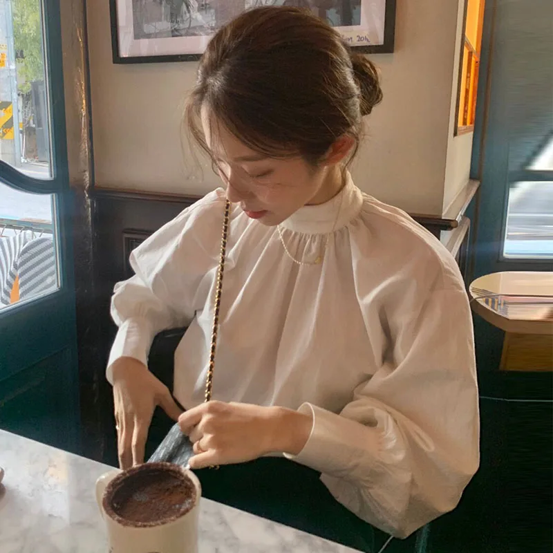 세련된 미니멀리스트 여성 셔츠 랜턴 슬리브 루즈핏 스탠드 칼라 싱글 버튼 디자인 한국 스타일 긴 소매 탑