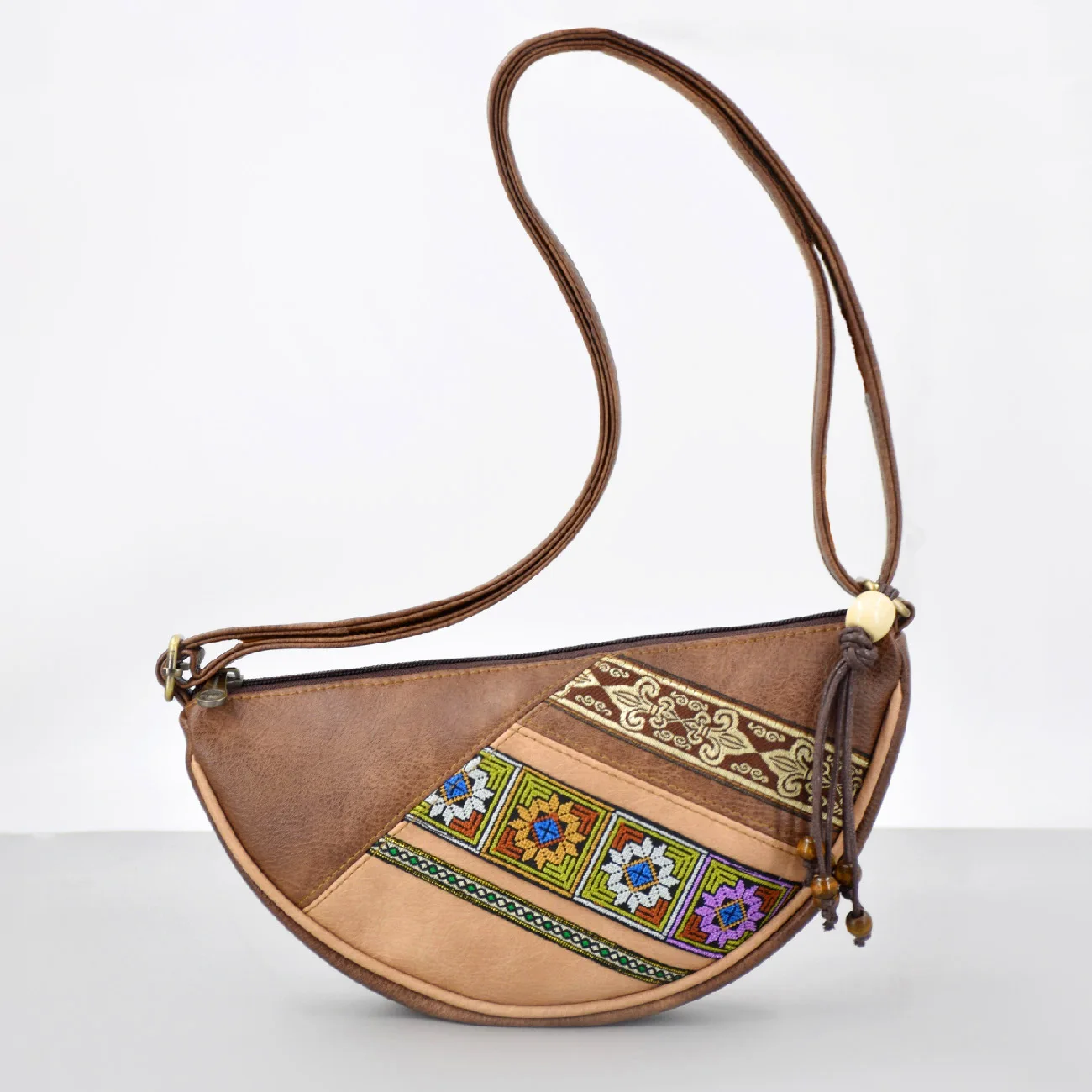 

Retro Embroidered PU Crossbody Bag Lightweight Large Capacity Niche Design Mini Shoulder Bag Phone Bag Fashion Accessory